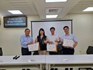 0主任致贈宣導品感謝教授們蒞臨本所指導