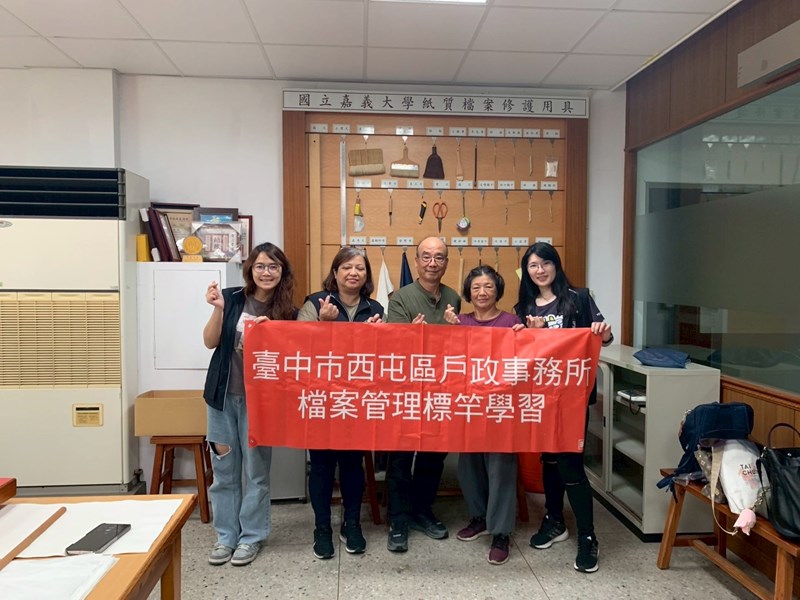 至檔案修復室研習及與張師傅合影