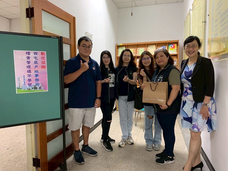 與嘉義大學工作人員合影