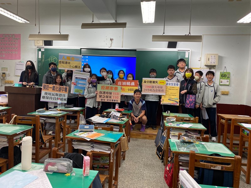 發完證與學生合影 (另開新視窗)