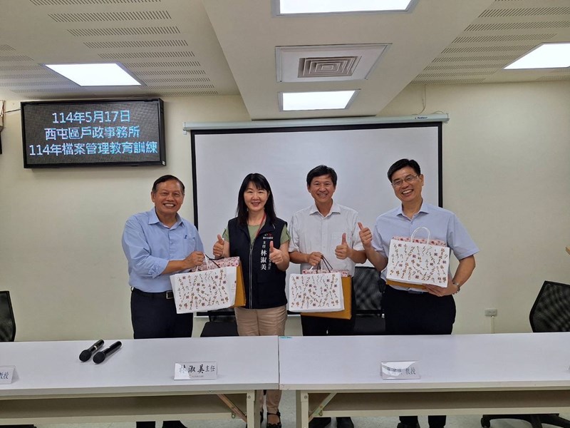 主任與教授們合影 (另開新視窗)