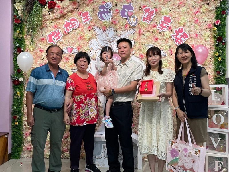 與新人合影 (另開新視窗)