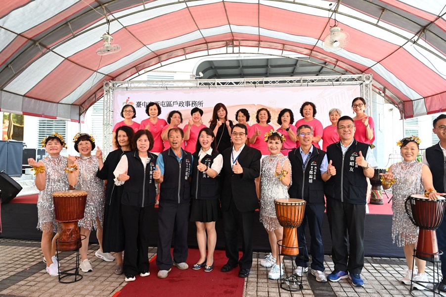 長官與表演者合影 (另開新視窗)