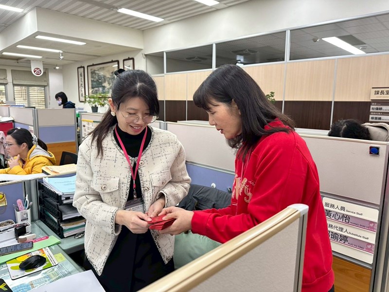 主任致贈市長紅包給登記課同仁1 (另開新視窗)