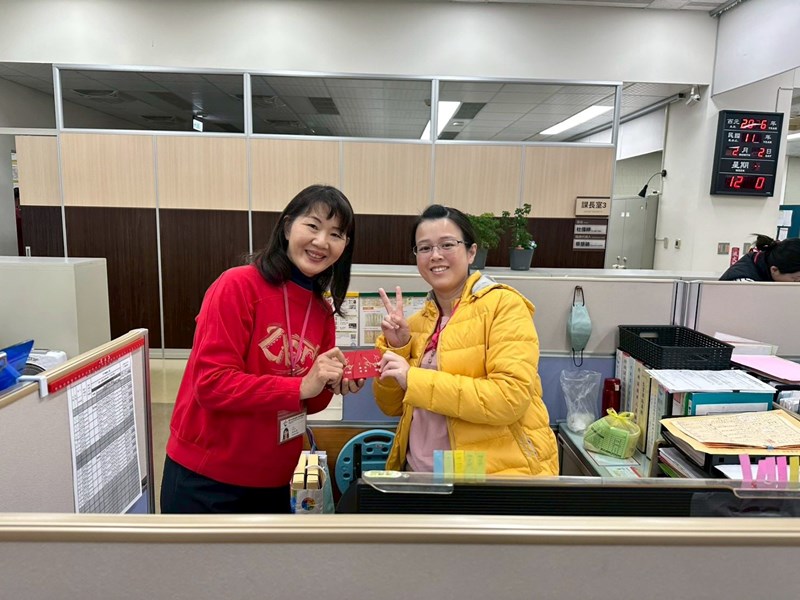 主任致贈市長紅包給登記課同仁2 (另開新視窗)