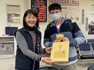 主任發放寶貝檔案盒及寶寶襪予首位民眾 (另開新視窗)
