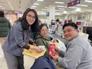 秘書發放寶貝檔案盒、紅包及寶寶襪 (另開新視窗)