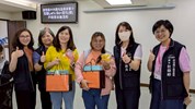 主任致贈禮品予帶隊師長 (另開新視窗)