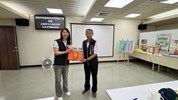 主任致贈里長紀念品 (另開新視窗)