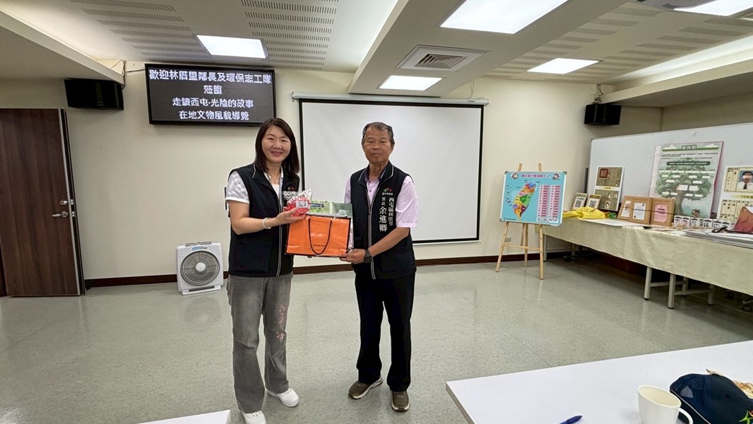 主任致贈里長紀念品 (另開新視窗)