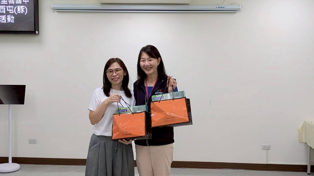 主任致贈禮品予帶隊師長 (另開新視窗)